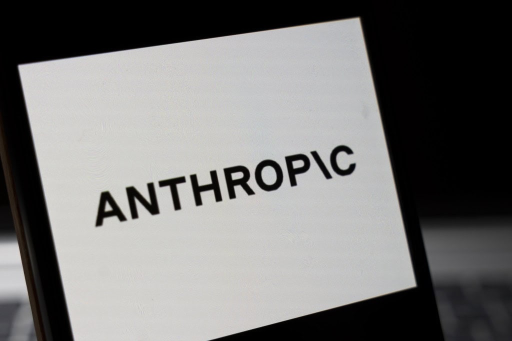 Nova IA da Anthropic prepara relatórios, monitora e-mails e navega na web