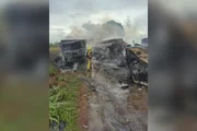Caminhões batem de frente e pegam fogo na BR-497, em Uberlândia