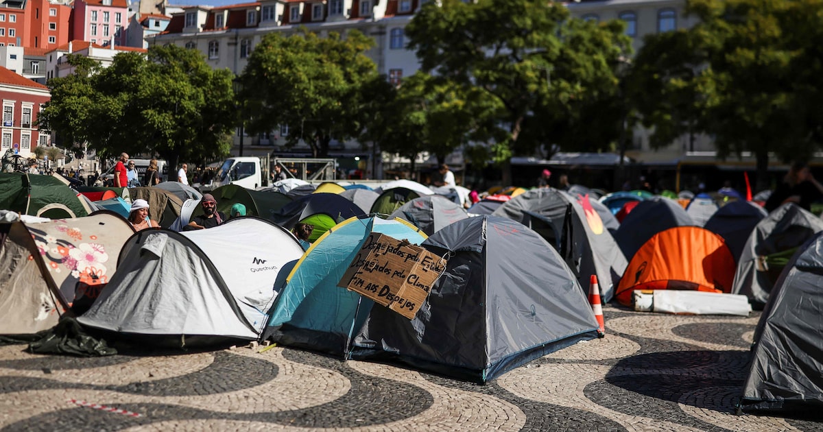 Ativistas acampados em protesto por direito à moradia são retirados pela polícia de praça em Lisboa