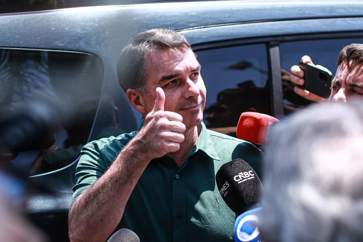 Campanha do PL registra "Tropa do Flávio" após restrição a canal de Lula