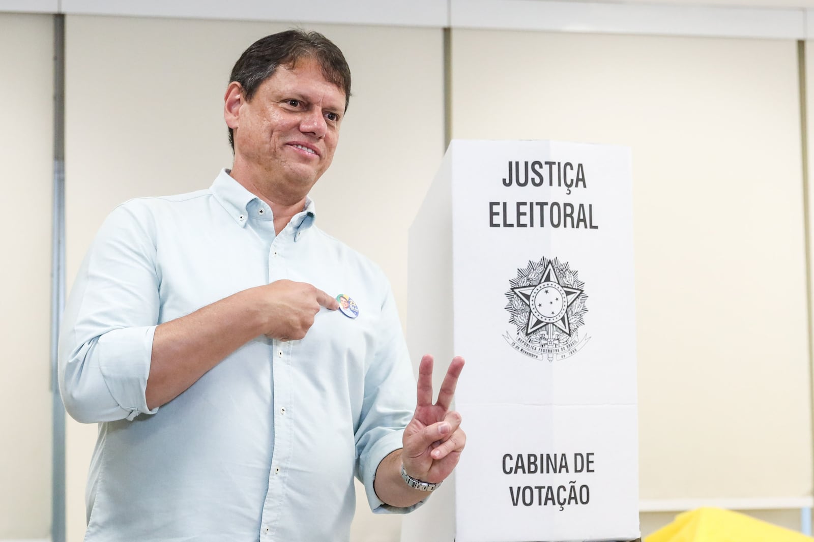 Governador reeleito de São Paulo, Tarcisio de Freitas vota no Colegio Miguel de Cervantes, no bairro do Morumbi, regiao sul de São Paulo, neste domingo (25)