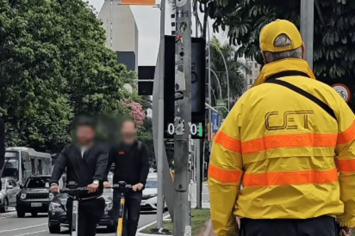 CET na Faria Lima fiscalizando trânsito de bicicletas.