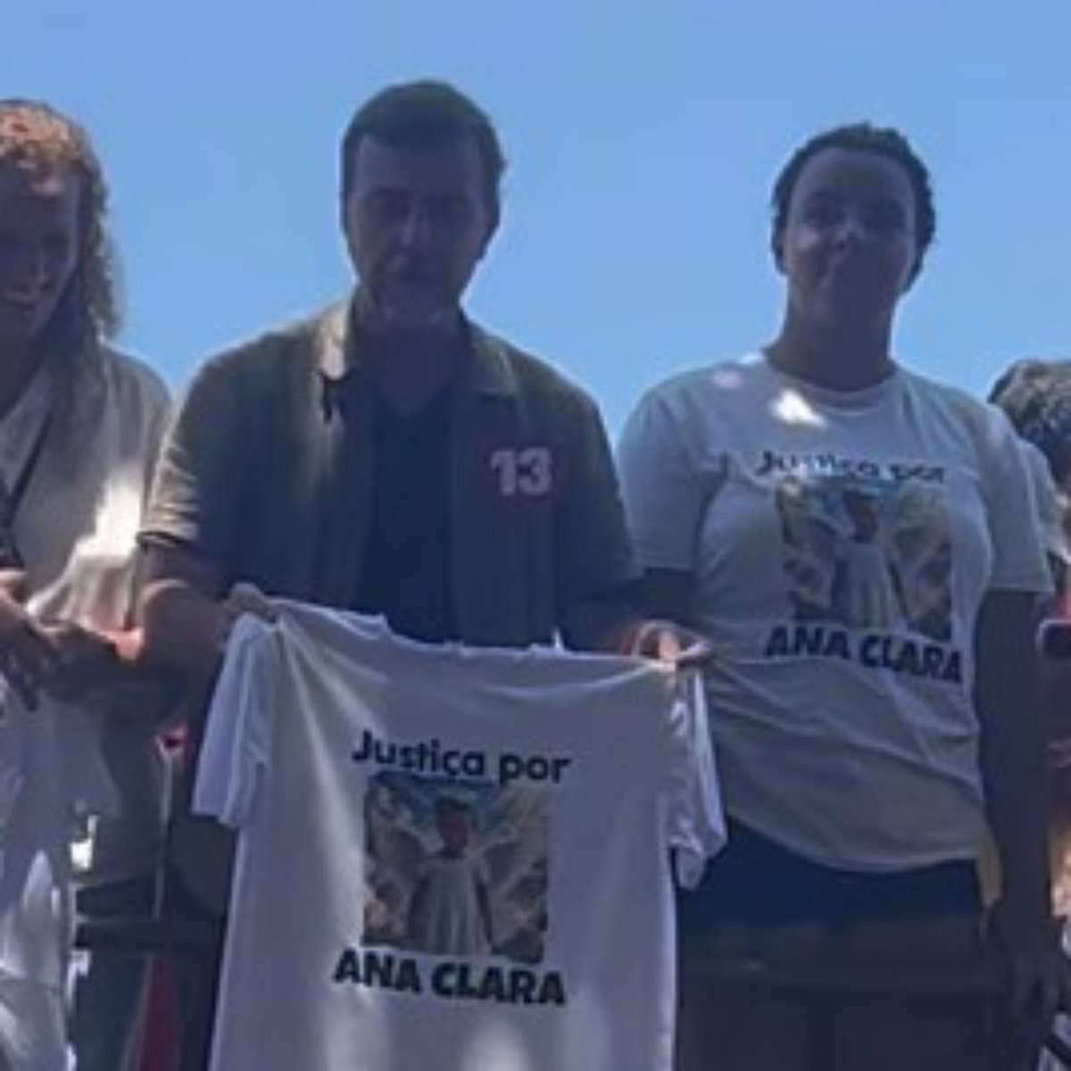 Após confrontar Flávio em debate, mãe de Ana Clara acompanha Lula em Copacabana
