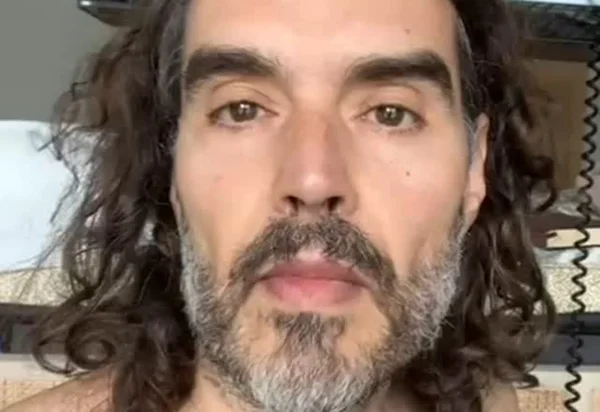 Julgamento de Russell Brand começa nesta 2ª. Relembre acusações contra ele - destaque galeria
