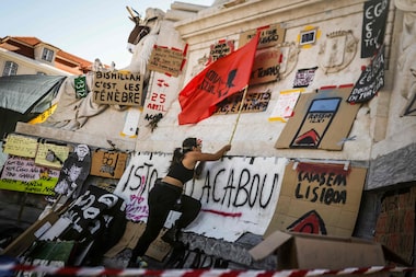 Ativistas acampados em protesto por direito à moradia são retirados pela polícia de praça em Lisboa