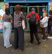 Eleitores em frente aos portões fechados da Escola Estadual Roldão Lopes de Barros, na Vila Mariana, zona sul de São Paulo Foto: Reprodução