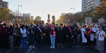 Estudantes se re&uacute;nem antes do in&iacute;cio de uma manifesta&ccedil;&atilde;o contra a falta de recursos nas escolas, em Paris, nesta ter&ccedil;a-feira, 6 de outubro de 2026. Foto: RFI