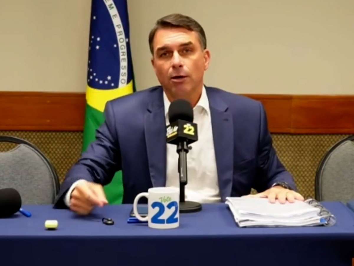 Após debate cancelado, Flávio Bolsonaro culpa Lula por 'interferência judicial', improvisa live com aliados e faz campanha por voto útil