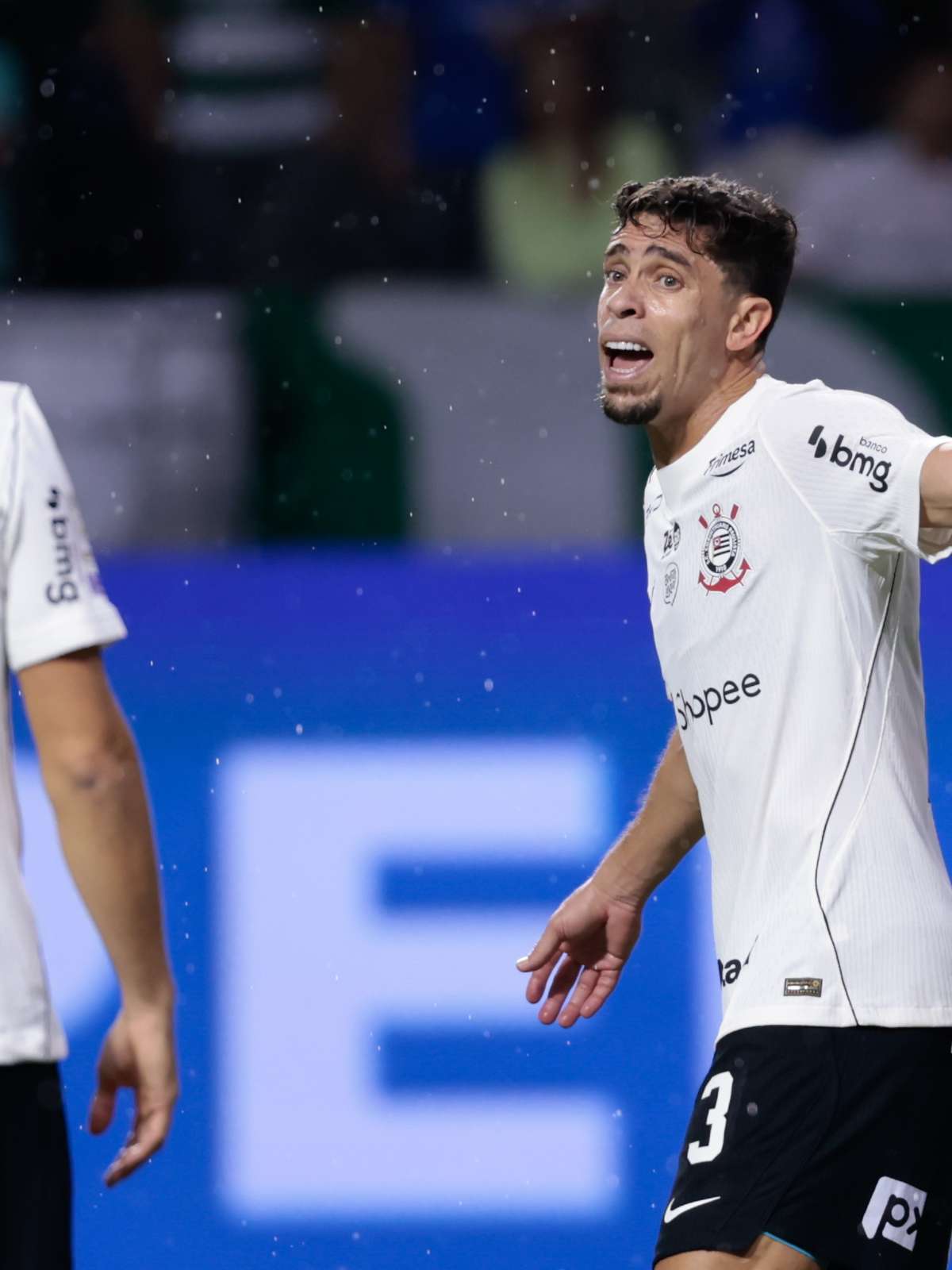 Após goleada, Gabriel Paulista expõe salários atrasados no Corinthians e critica diretoria