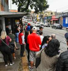 Em São Mateus, na zona leste, filas de passageiros aguardavam a passagem de ônibus Foto: Estadão Conteúdo/Edi Sousa/AtoPress / Estadão