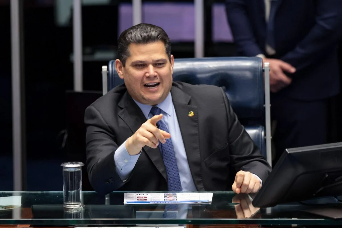 Alcolumbre sinaliza colocar fim da 6x1 em votação na próxima semana
