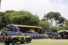 Tarcísio vota entre aplausos, fotos e ofensas e se diz confiante em vitória de Flávio