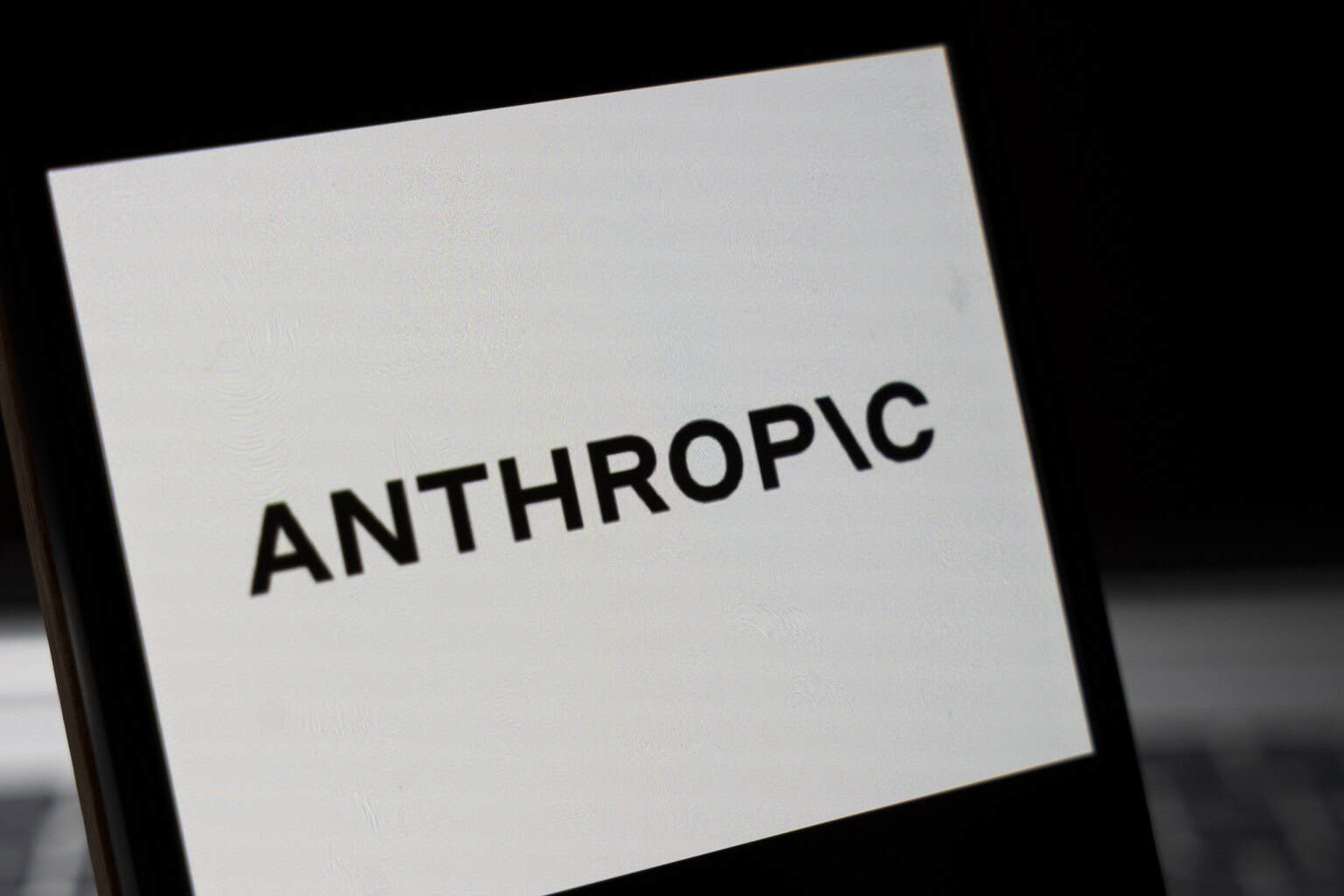 Nova IA da Anthropic prepara relatórios, monitora e-mails e navega na web