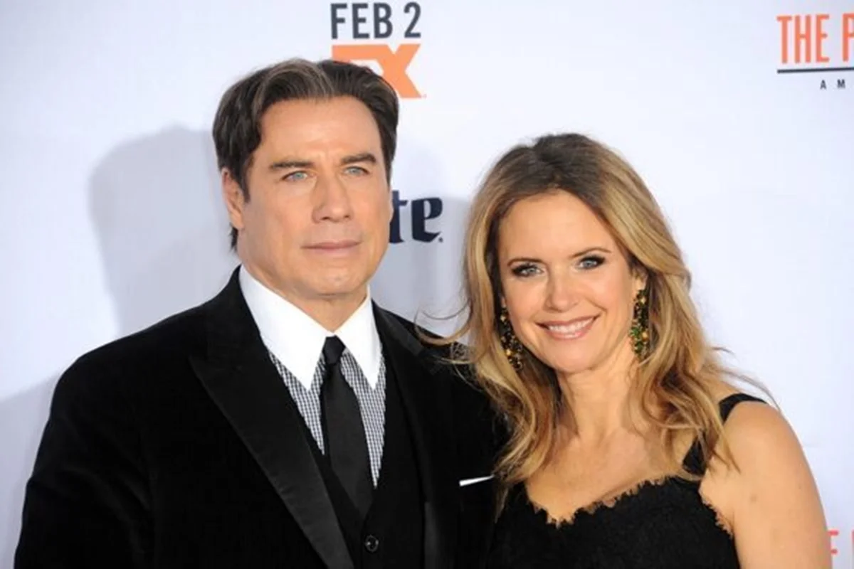 John Travolta emociona com homenagem à esposa, morta por câncer há 6 anos