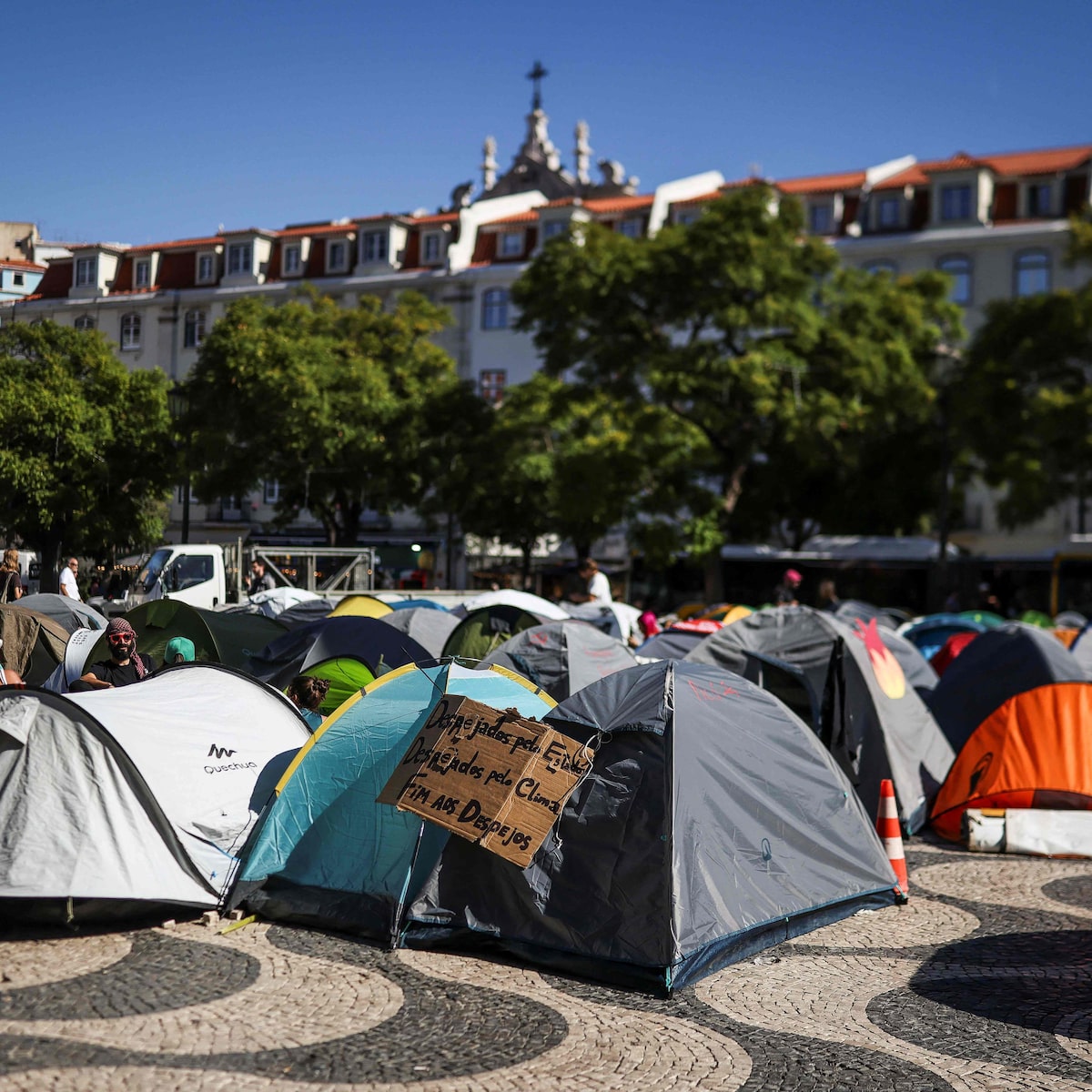 Ativistas acampados em protesto por direito à moradia são retirados pela polícia de praça em Lisboa