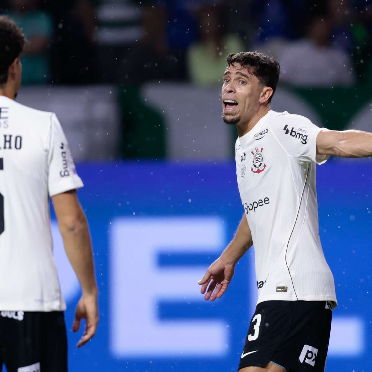 Após goleada, Gabriel Paulista expõe salários atrasados no Corinthians e critica diretoria
