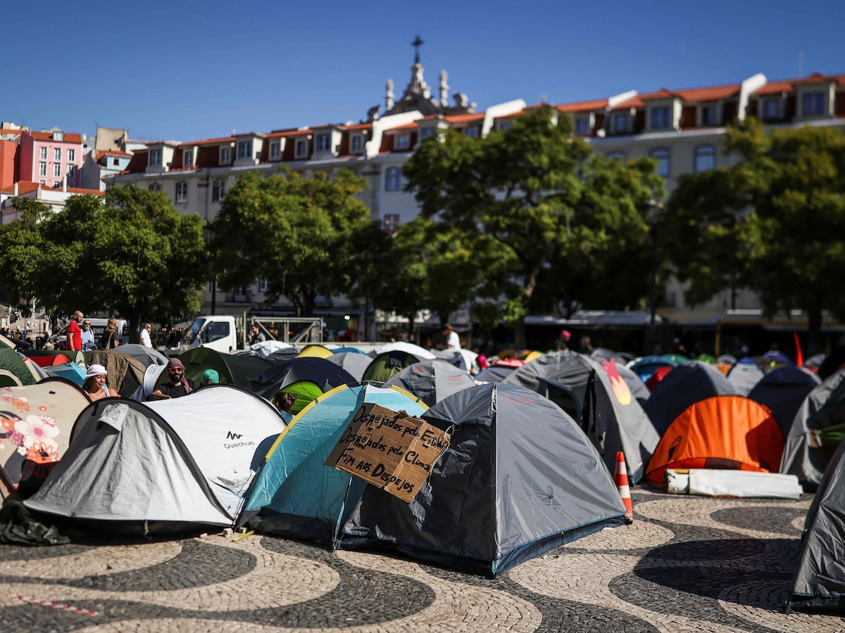 Ativistas acampados em protesto por direito à moradia são retirados pela polícia de praça em Lisboa