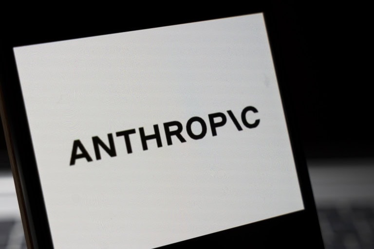 Nova IA da Anthropic prepara relatórios, monitora e-mails e navega na web