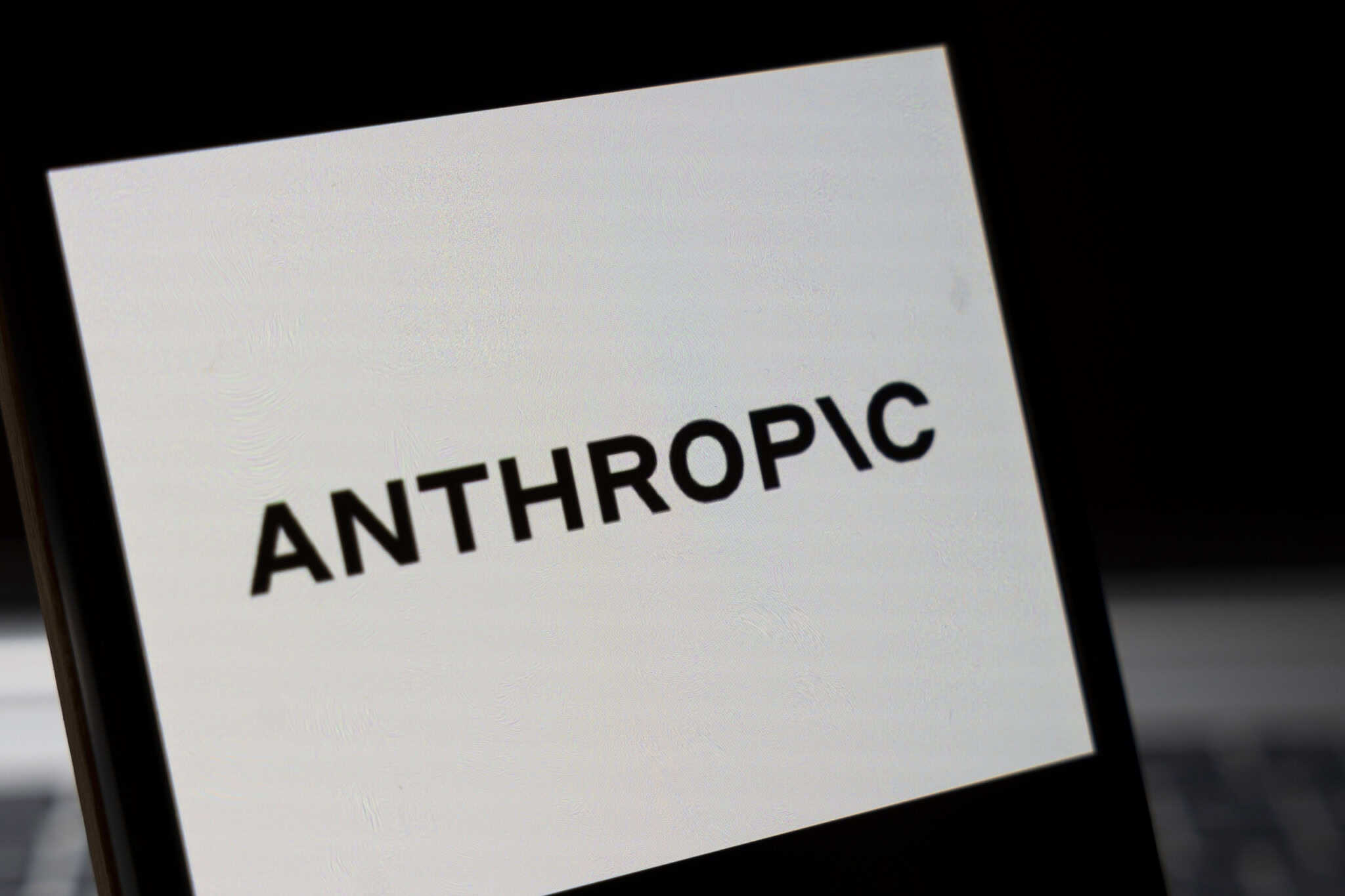Imagem da matéria: Nova IA da Anthropic prepara relatórios, monitora e-mails e navega na web