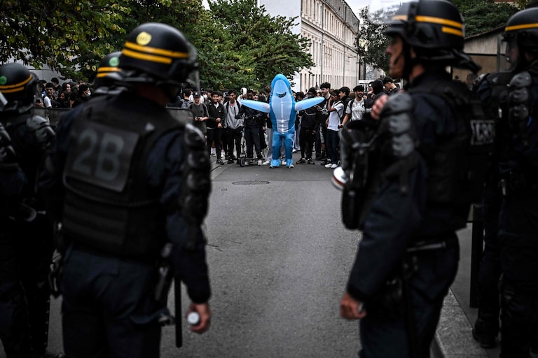 Adolescente perde a mão ao pegar granada atirada pela polícia durante protesto estudantil na França