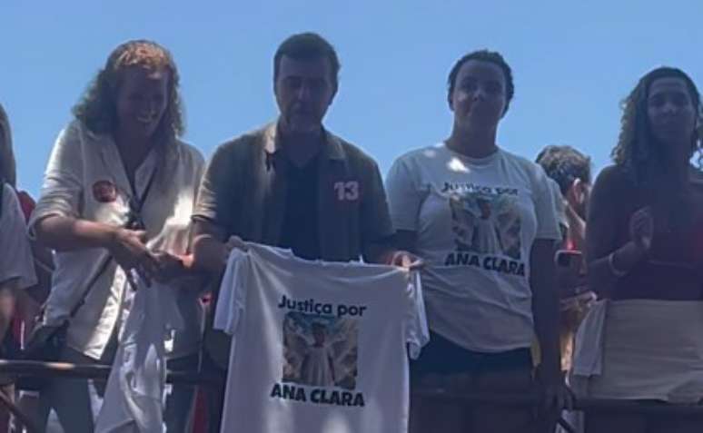 Após confrontar Flávio em debate, mãe de Ana Clara acompanha Lula em Copacabana