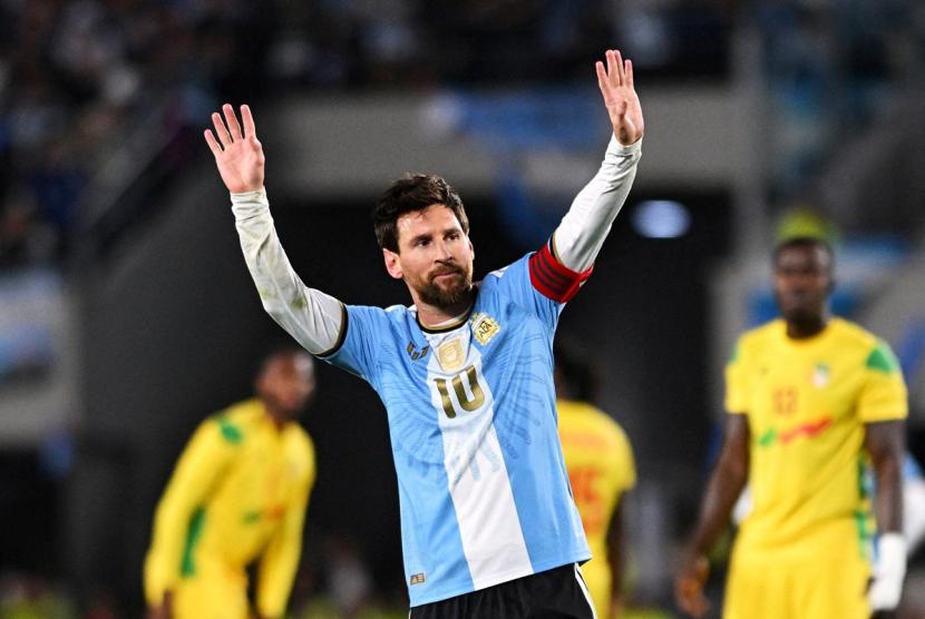 Messi marca e tem dois assistências na última aula magistral da Argentina