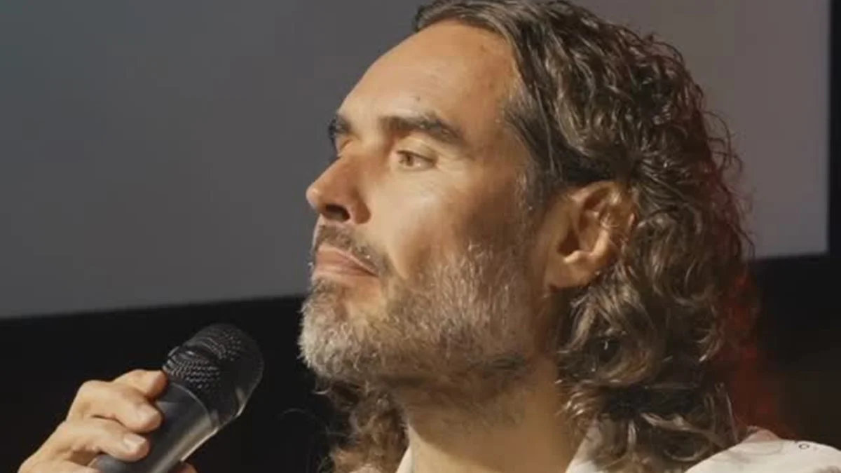Julgamento de Russell Brand começa nesta 2ª. Relembre acusações contra ele