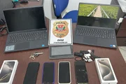 Celulares e computadores estão entre os itens apreendidos pela Polícia Civil. Planilhas com a movimentação do tráfico de drogas, em diferentes regiões do estado de São Paulo, foram encontradas.