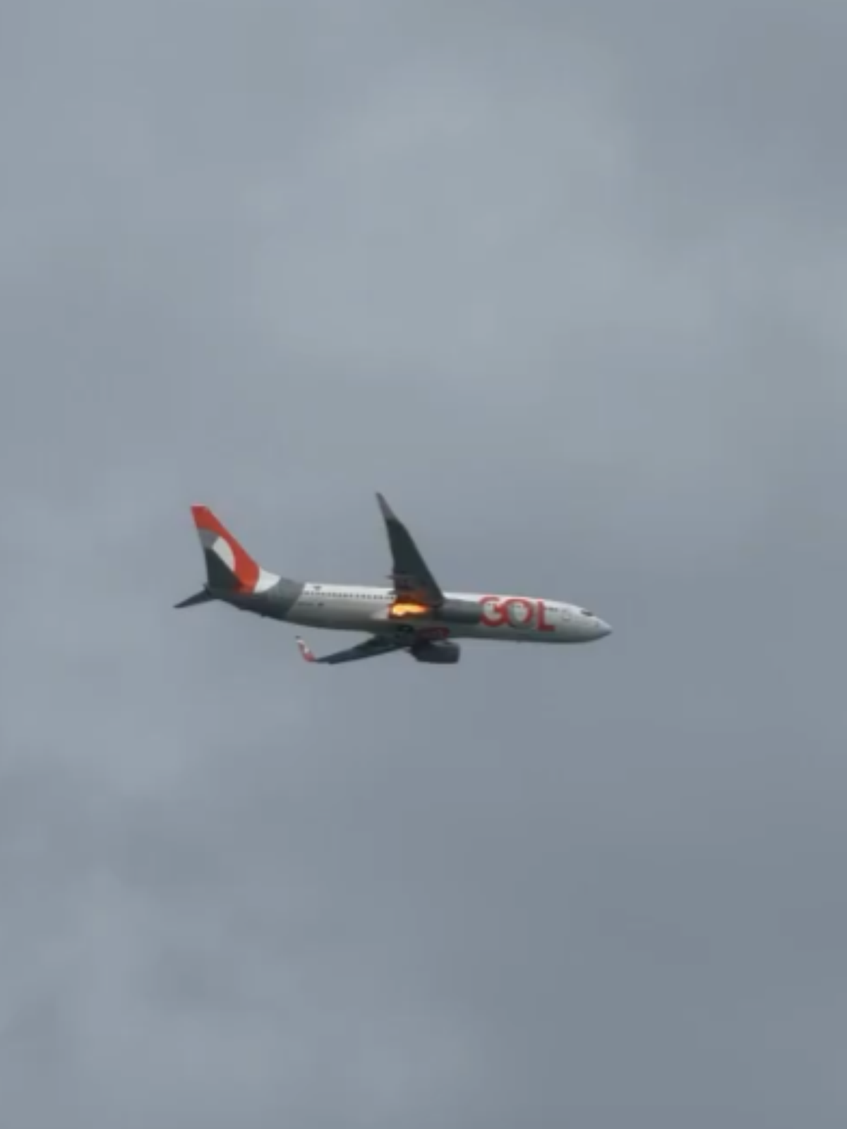 Motor de avião da Gol pega fogo após colisão com pássaro em Recife (PE); aeronave deu voltas em círculos antes de pousar