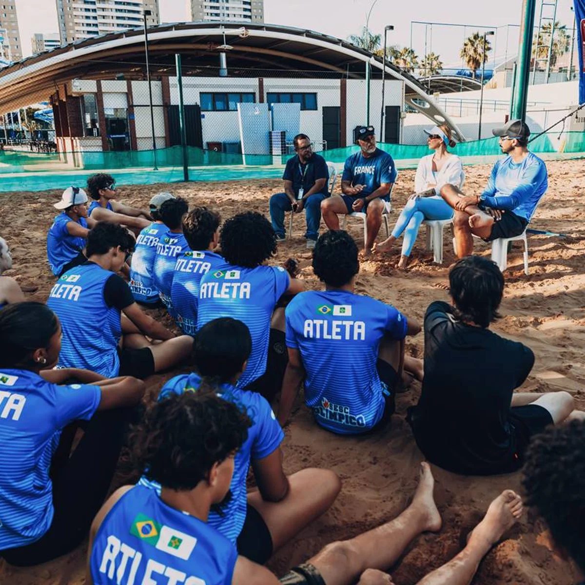 Jovens atletas do Sesc-DF recebem treinador do vôlei de praia francês