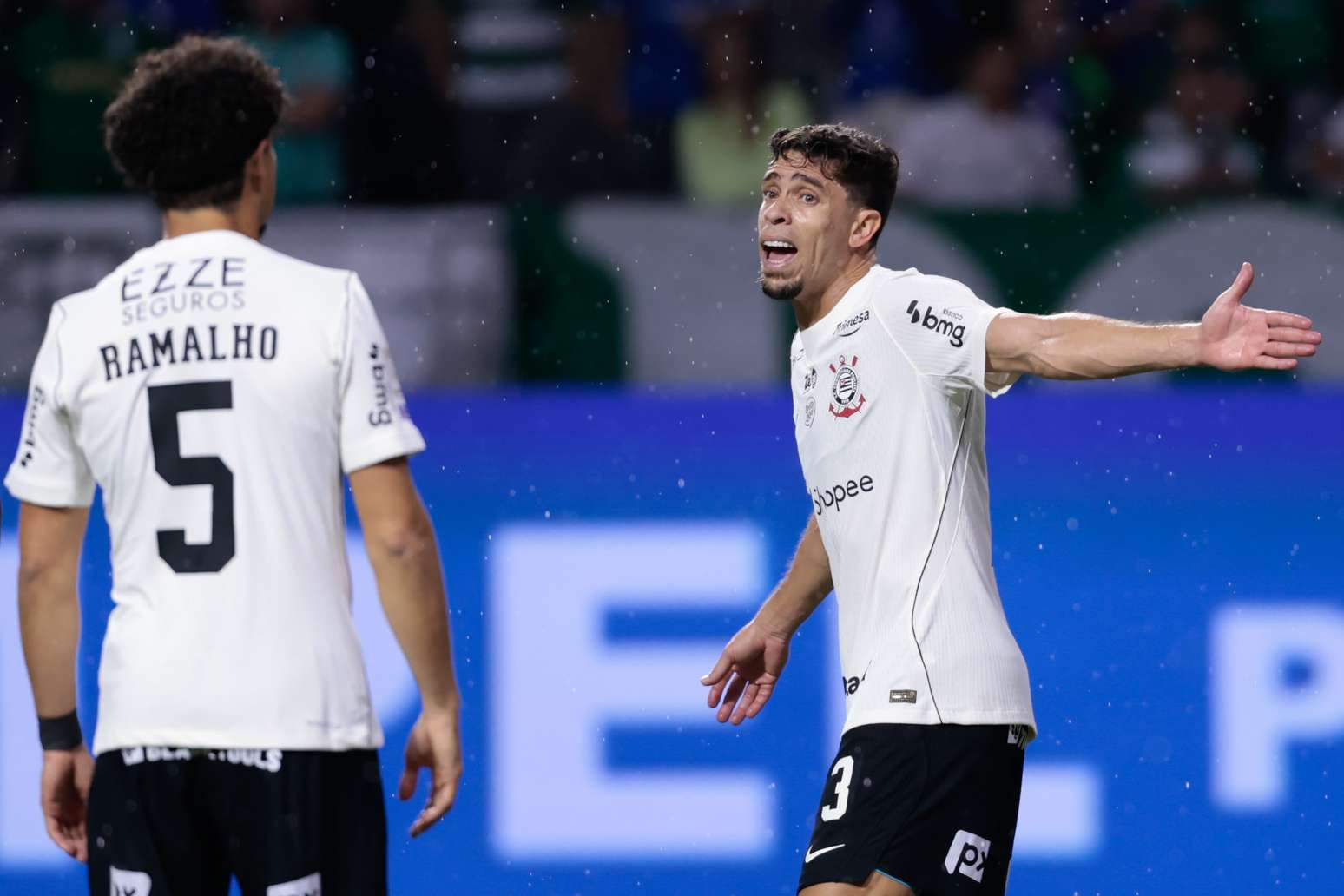 Gabriel Paulista foi titular no cl&aacute;ssico
