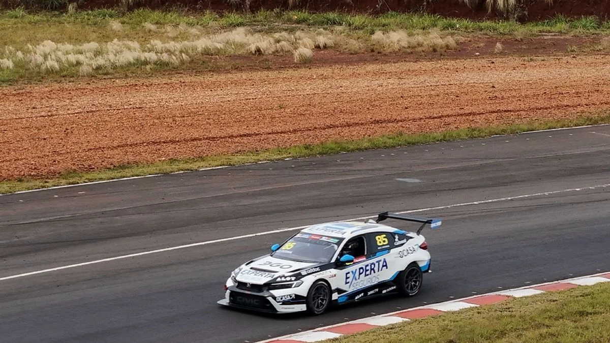 Pneu de carro atinge espectador em corrida de carros na Argentina
