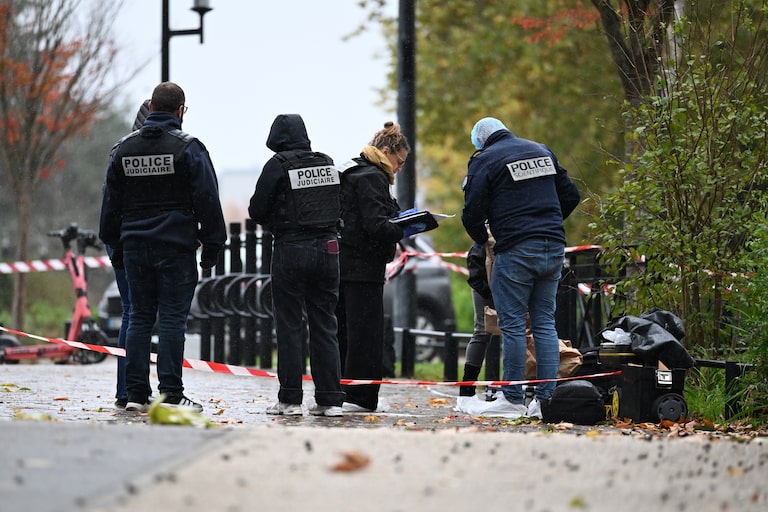 ‘Trata-se claramente de um crime terrorista’, diz ministro francês após ataque perto de Paris