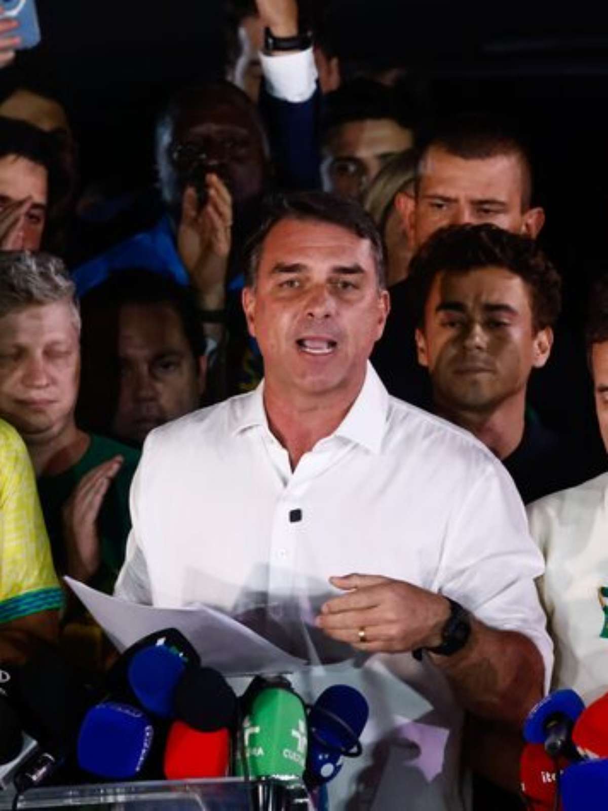 PF investiga se Flávio Bolsonaro teria deixado o Brasil rumo aos EUA, diz jornal