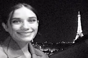 Ella, filha de John Travolta e Kelly Preston posam sorridente