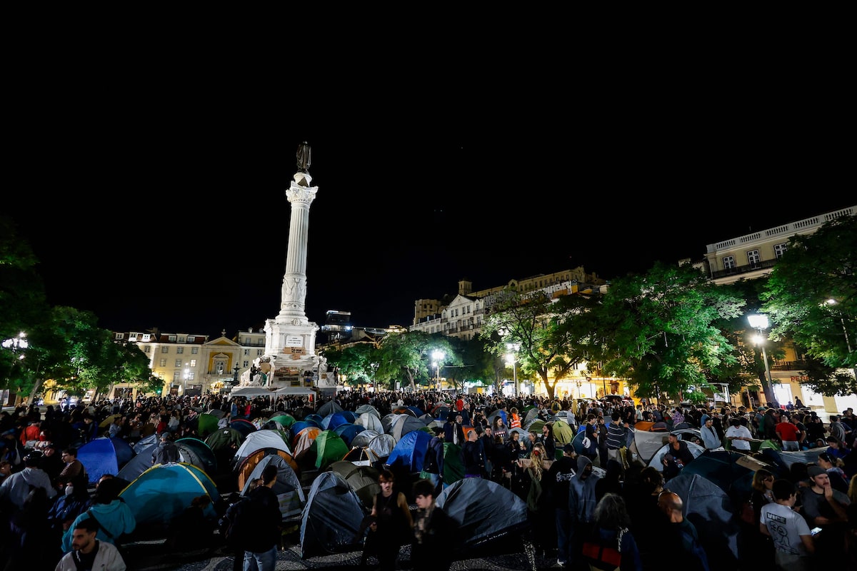 Ativistas acampados em protesto por direito à moradia são retirados pela polícia de praça em Lisboa