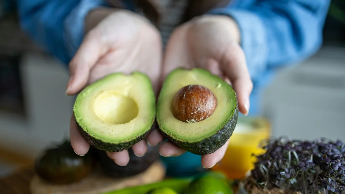 Comer abacate ajuda a dormir melhor naturalmente, revela nutricionista