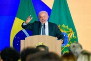 Na TV, Lula exalta fim da 6x1; Flávio promete Ministério da Prosperidade