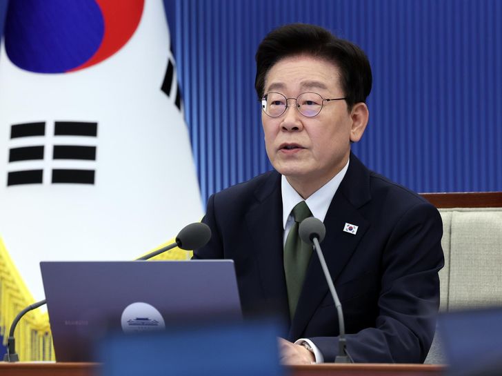 President Lee Jae Myung speaks during a meeting with senior aides at Cheong Wa Dae in Seoul, Thursday. Joint Press Corps