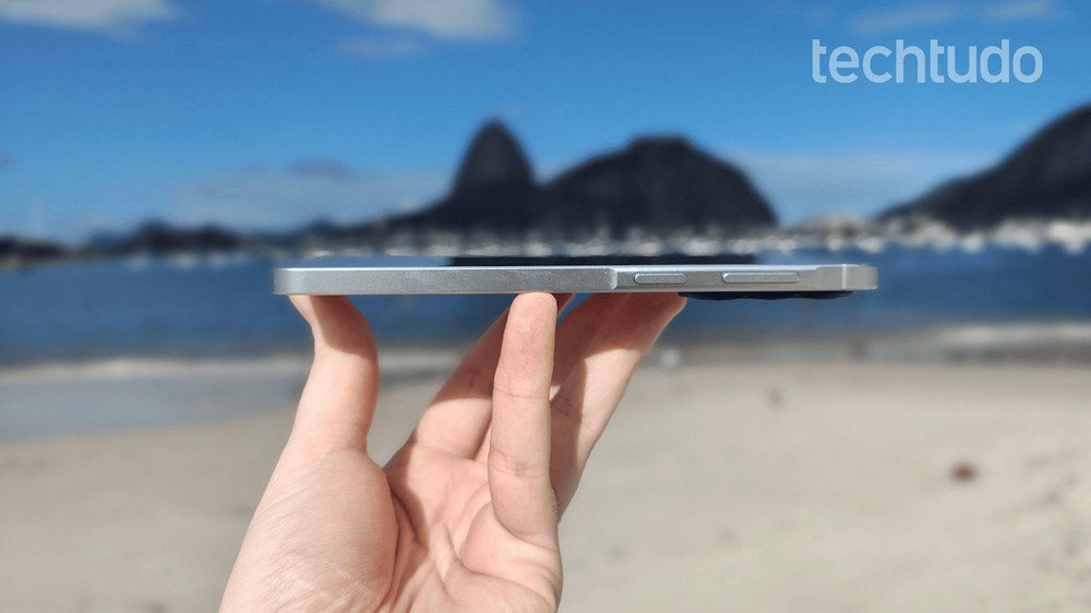 Com estrutura de alumínio, traseira de vidro e perfil ultrafino, Galaxy A57 aposta em acabamento premium, enquanto o rival mantém construção em plástico e corpo mais espesso — Foto: William Guido/TechTudo