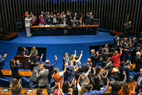 Na TV, Lula exalta fim da 6x1; Flávio promete Ministério da Prosperidade