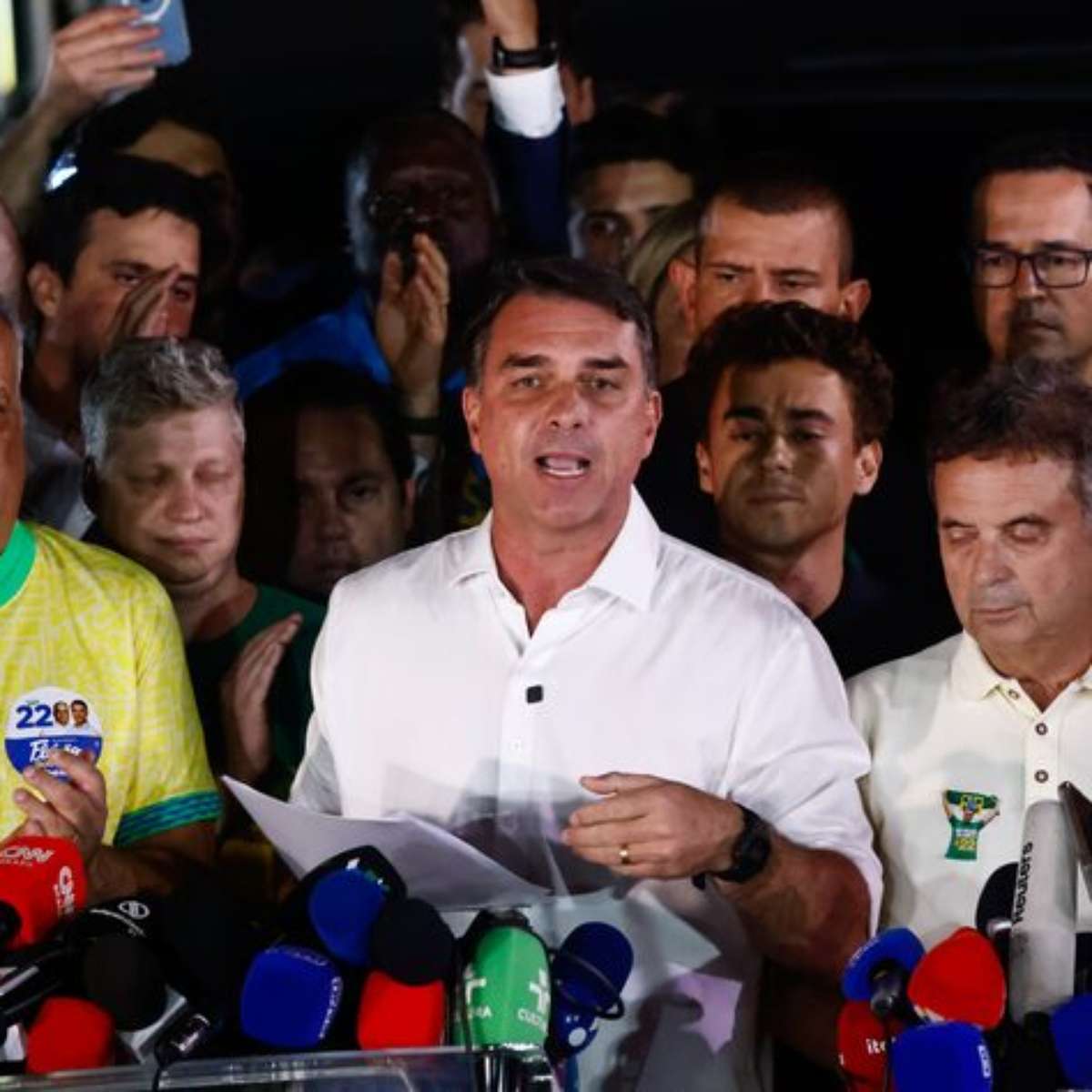 PF investiga se Flávio Bolsonaro teria deixado o Brasil rumo aos EUA, diz jornal