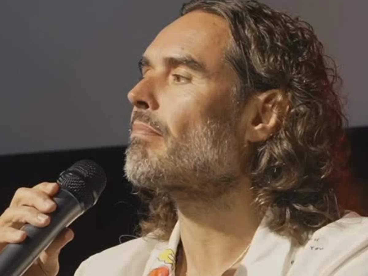 Julgamento de Russell Brand começa nesta 2ª. Relembre acusações contra ele
