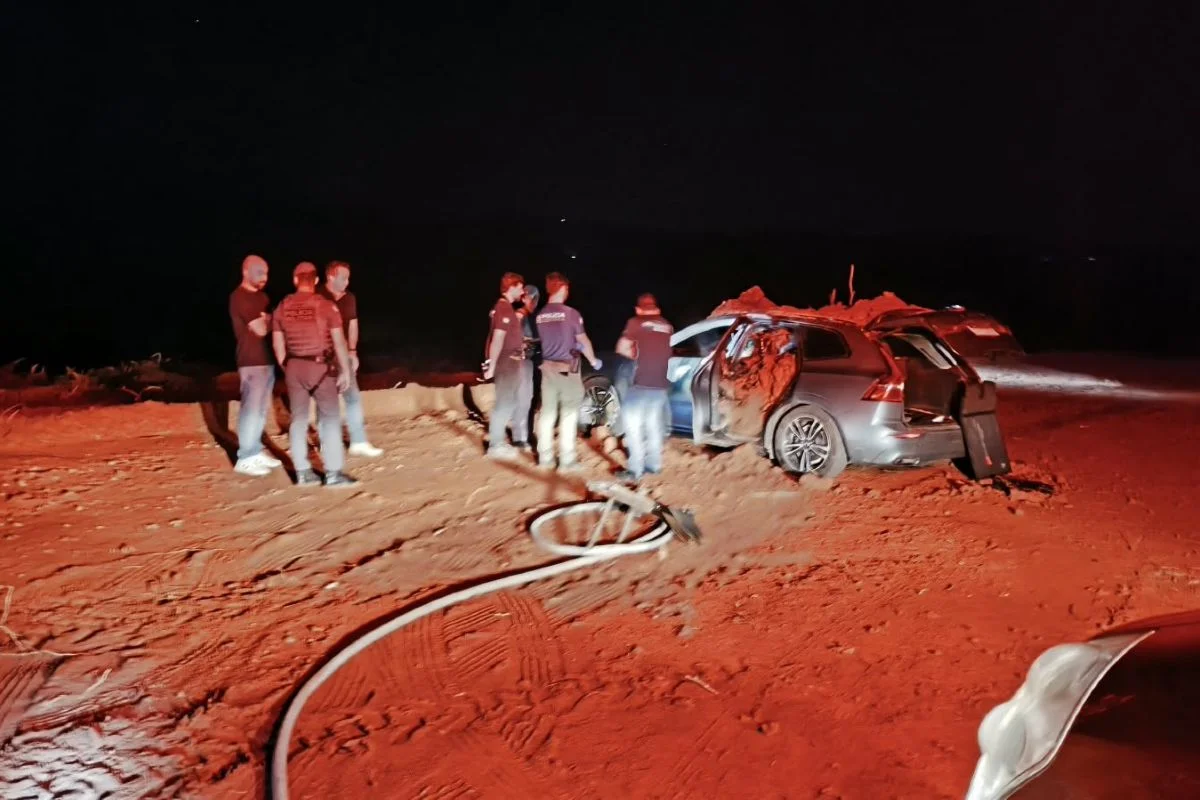 Imagens coloridas mostram carro parcialmente destruído após incêndio