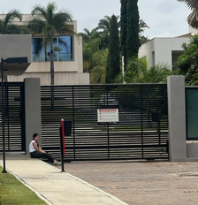 Entrada do condomínio de Flávio Bolsonaro em Brasília Foto: Davi Valadares/Terra