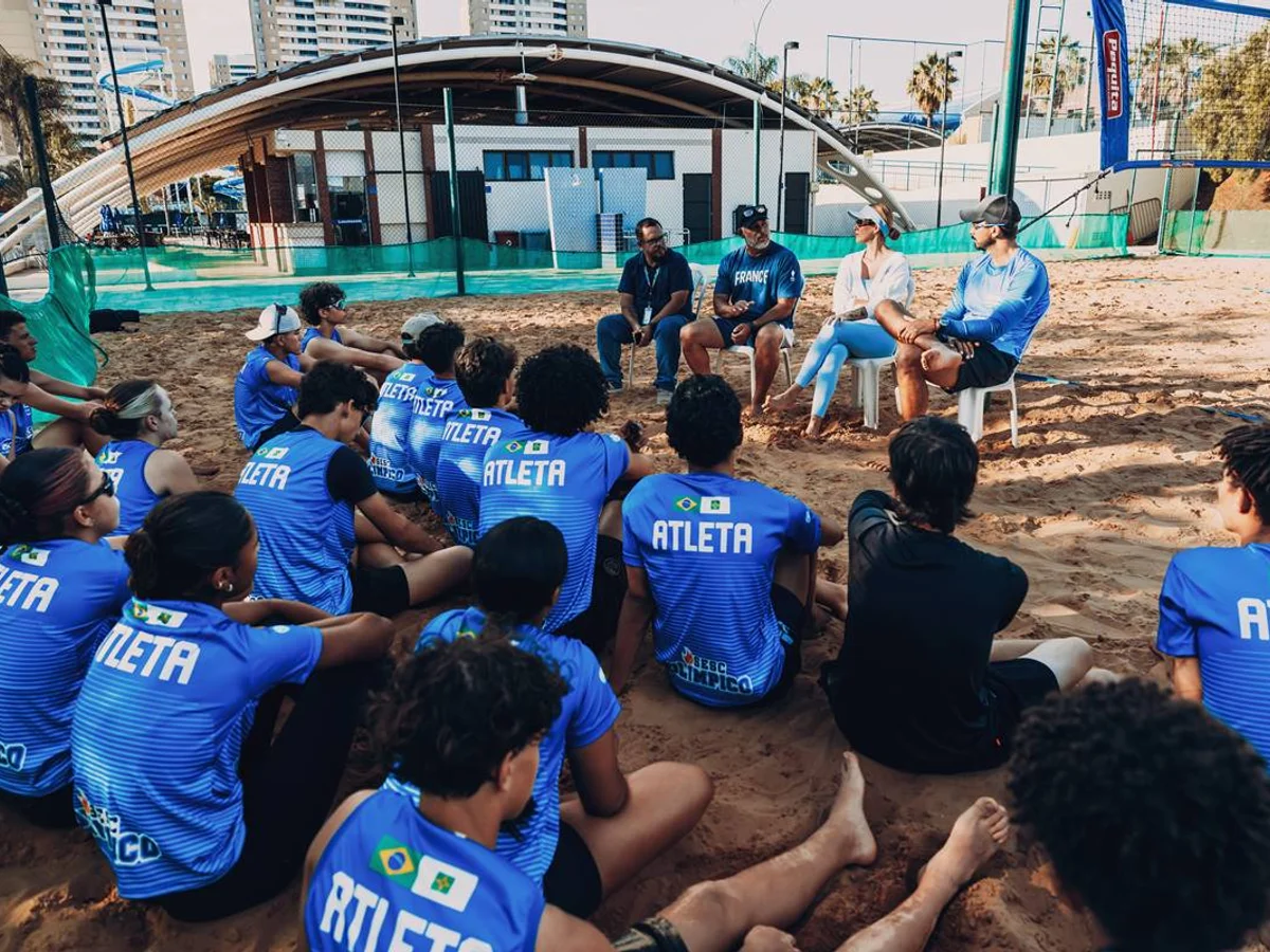 Jovens atletas do Sesc-DF recebem treinador do vôlei de praia francês