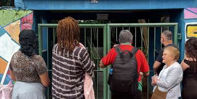 Eleitores em frente aos portões fechados da Escola Estadual Roldão Lopes de Barros, na Vila Mariana, zona sul de São Paulo Foto: Reprodução
