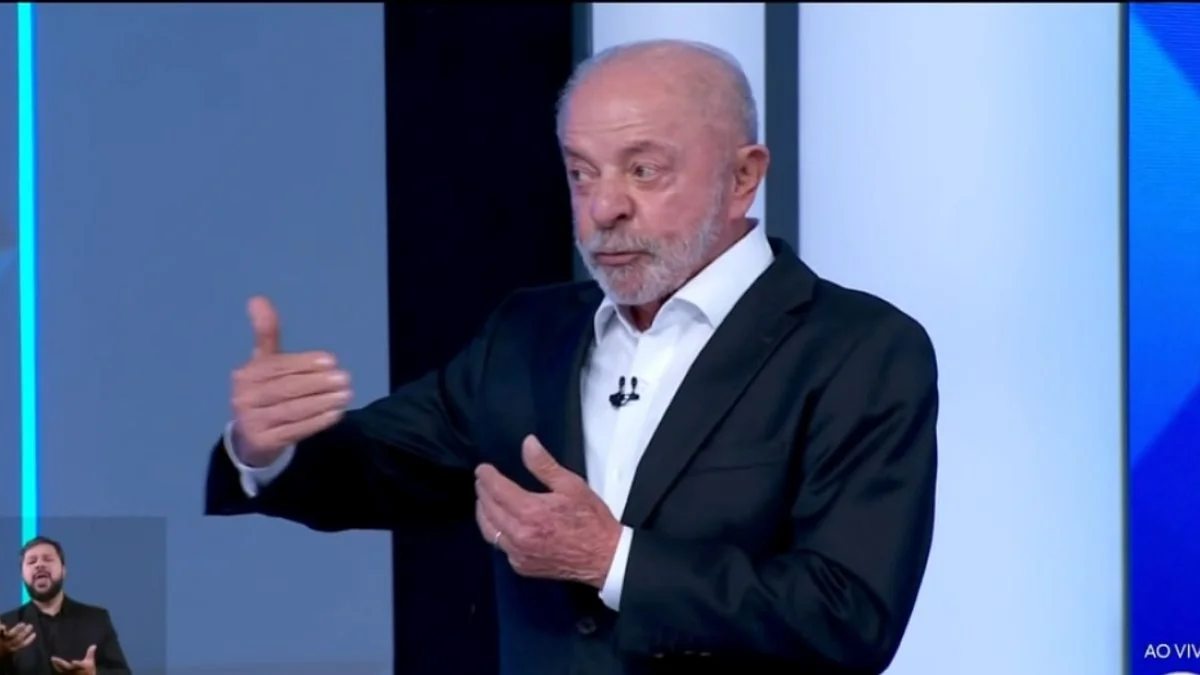 Lula diz que Flávio Bolsonaro copiou plano do governo para comprar dívidas