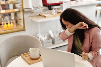 O diretor do FBI, Kash Patel, se noivou de sua namorada de longa data, a cantora country Alexis Wilkins