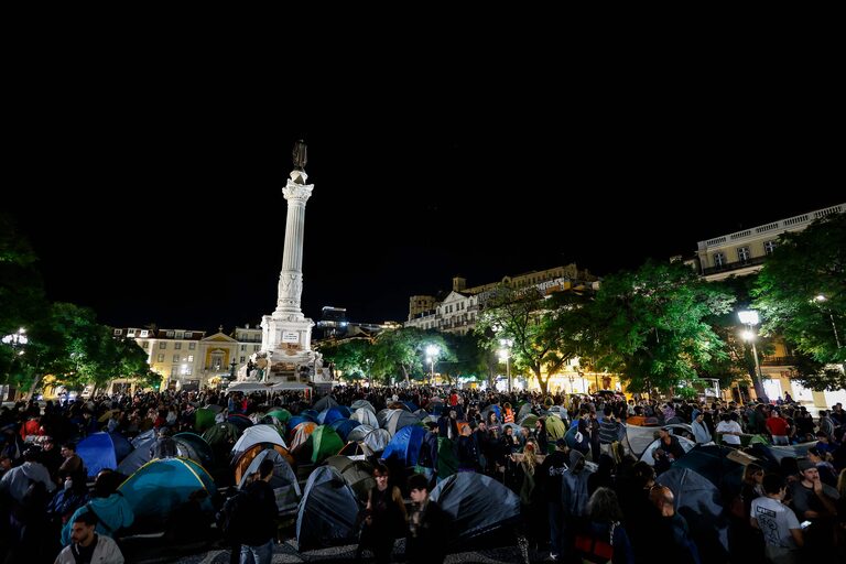 Ativistas acampados em protesto por direito à moradia são retirados pela polícia de praça em Lisboa